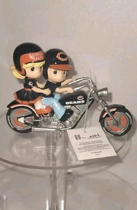 Precious Moments "Gearing Up For The Season" Highway To The Top Chicago Bears - Bild 1 von 6