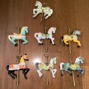7 adornos de carrusel clásicos de colección 1992 pintados a mano porcelana latón Navidad - Imagen 1 de 4