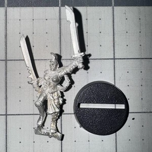 Necromunda Escher Ganger w/ Two Twin Swords Gang 40k Metal Citadel OOP 1995 - Imagen 1 de 2
