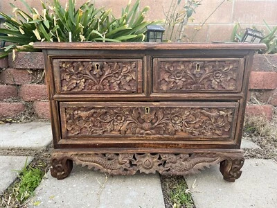 Antigua cómoda tallada en madera con 3 cajones Foto 1 de 4