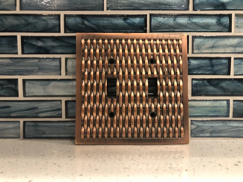 Placa de interruptor doble decorativa LHMC 2003 acabado cobre bronce con patrón de tejido Foto 1 de 4