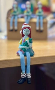 Disney The Nightmare Before Christmas Sally mit Weihnachtsmütze  Kantenhocker - Bild 1 von 1