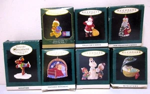 Vintage Hallmark Miniatur Denkmal Weihnachtsbaum Ornamente Menge Baby Weihnachtsmann Puuh - Bild 1 von 1