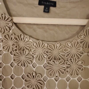 Top Talbots Mujer Beige Tostado Ojales Corte Superposición Forrado 3D Borde Floral Talla 12 - Imagen 1 de 15