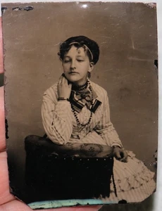 ANTIKES ZINNFOTO ATEMBERAUBENDES HÜBSCHES MÄDCHEN MIT KREUZÄUGEN UND FACETTIERTER PERLENKETTE - Bild 1 von 5