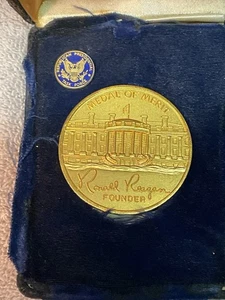 Vtg REPUBLICAN TASK FORCE President Ronald Reagan MEDAL MERIT Pin Box Set 1980s - Picture 1 of 9