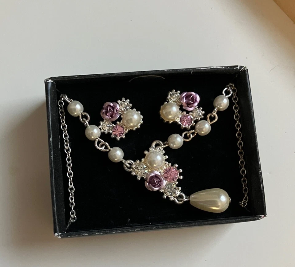 Conjunto de regalo de collar y pendiente Avon Melissa imitación perla púrpura roseta vidrio rosa Foto 1 de 4