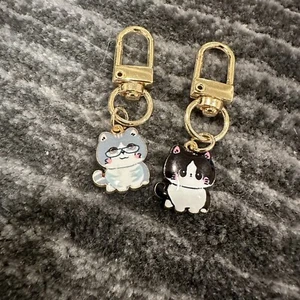 Enamel Cat Bag Charm 2 Pack White Gray Black Kitten Clip On Dangle Charms 1” NEW - Picture 1 of 4