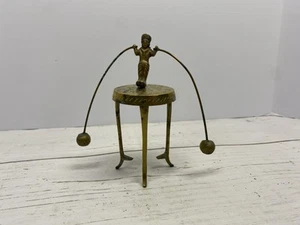 Uomo Equilibrante Arte Popolare su Base - Giocattolo Bilanciante Vintage Ottone - Foto 1 di 8