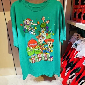 NUEVA 2025 Disney Parks Disneyland Pixar Toy Story Navidad Camiseta Woody Buzz - Imagen 1 de 1