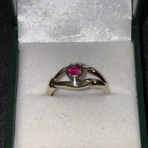 9ct Gold Ruby Ring in Stunning Condition, Stunning Ruby Stone, Size Q - Picture 1 of 9