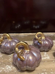 Calabazas de cerámica moradas de Nicole Miller para decoración de granja - Imagen 1 de 11