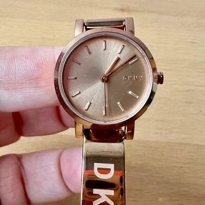 DKNY NY2308 Pulseira Soho RELÓGIO TOM OURO ROSA ESTADO IMPECÁVEL BATERIA NOVA - Imagem 1 de 4