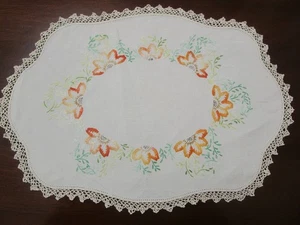 HAND EMBROIDERED FLORAL LINEN CENTREPIECE DOILEY - Picture 1 of 8