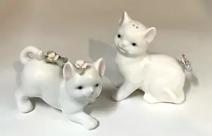Juego de agitadores de sal y pimienta para gatitos blancos porcelana gatitos con flores esculpidas - Imagen 1 de 6