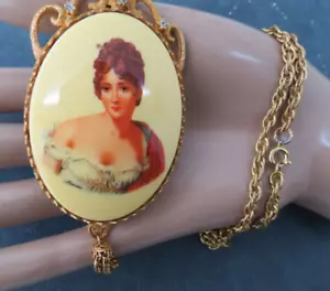 Vintage Porcelain Cameo Style Pendant Necklace Gold Tone 17.5" Chain Tassel Nice - Picture 1 of 7
