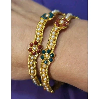 Комплект из 2 золотистых браслетов с красными и зелеными цветами и мини искусственным жемчугом - Изображение 1 из 4