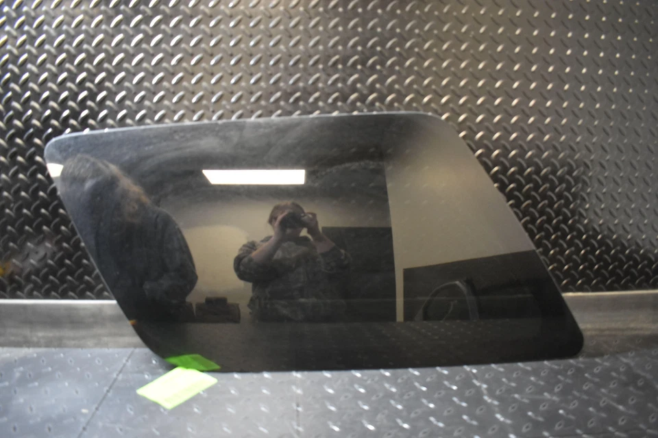 2007 - 2012 GMC Acadia Driver LH Left Quarter Window Glass — 第 1/2 张图片