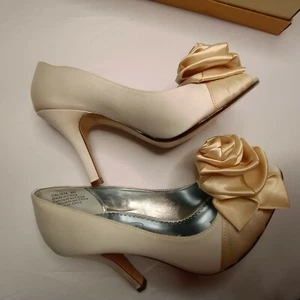 Michaelangelo Calista Size 8M Ivory Satin Bridal Shoes With Rose Decoration - Picture 1 of 8