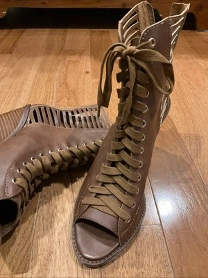 Botas BCBG Enervation biqueira aberta marrom com cadarço zíper atrás 10m FRETE GRÁTIS - Imagem 1 de 4