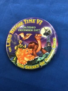 Pin Back Button Das Land vor unserer Zeit VI Saurus Rock Video Film Werbung - Bild 1 von 2