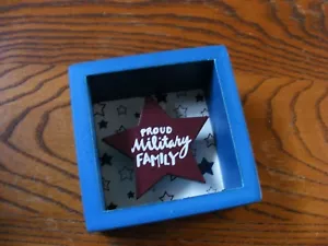 Letrero Caja Sombra Familia Militar Orgullosa Primitivas por Kathy Rojo Blanco Azul Decoración - Imagen 1 de 3