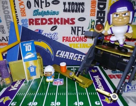 2021 NFL Series 10(X) Teenymates LA Chargers QB Justin Herbert fig & locker set Cover