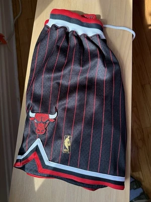 Pantalones Cortos Mitchell & Ness Auténticos Bulls Rayas Negras 1996-97 Para Hombre Medianos M Foto 1 de 4