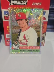 2025 Topps Heritage Thomas Saggese #177 -ROOKIE- Chrome Silver Sparkle CARDINALS - Bild 1 von 2