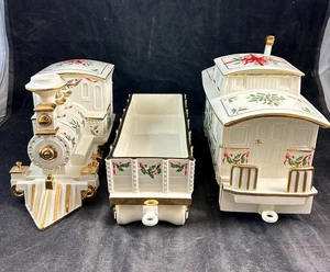 Juego de tres piezas de tren Lenox Holiday Junction motor caboose y vagón - Imagen 1 de 21