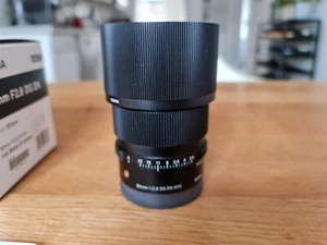 Sigma 90mm F2.8 DG DN Contemporary - Sony E-Mount - Imagen 1 de 20