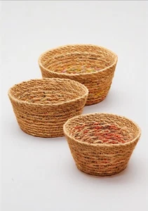 Cestas rústicas tejidas a mano tres cestas de almacenamiento Paphri con detalles de sari reciclado - Imagen 1 de 8