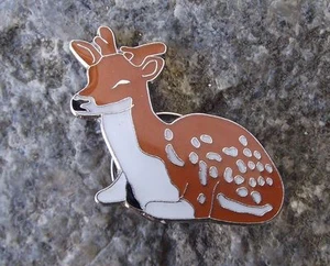 North American Fallow Spotted Deer Sitting Buck Fawn Wildlife Brooch Pin Badge - Picture 1 of 1
