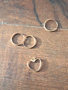 BOUCLES PETITES CREOLES PLUS PENDENTIF COEUR OR 18K - Foto 1 di 8