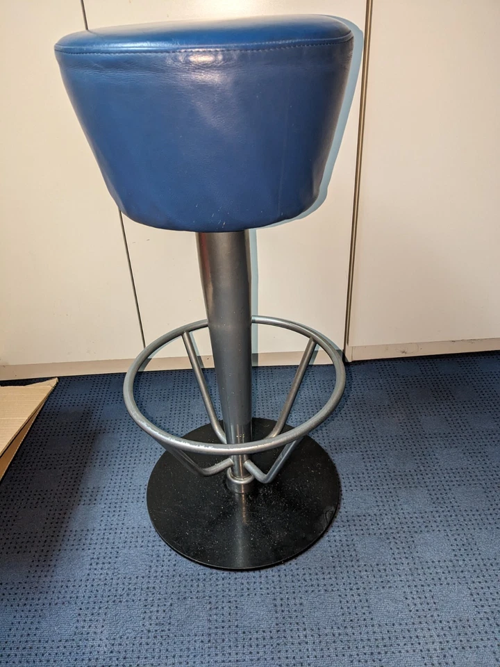 Barhocker,Leder blau,stabiler stand sehr gut erhalten. - Bild 1 von 1