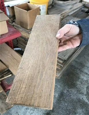 Suelo de madera de roble con tapa sucia recuperada, ranura de lengüeta de piso de madera dura sin terminar Foto 1 de 4
