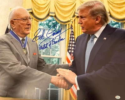 Foto firmada por Bob Cousy de 16x20 con el presidente Trump - Certificado de autenticidad SureShot Foto 1 de 3