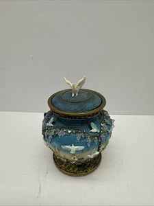 Vintage Fliegende 3D Tauben Vögel Blumen Deckel Schmuckdose Spieluhr - Bild 1 von 7