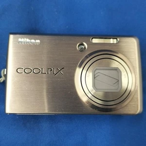 Nikon Coolpix S3700 20.1MP Digital Camera Silver - Picture 1 of 4