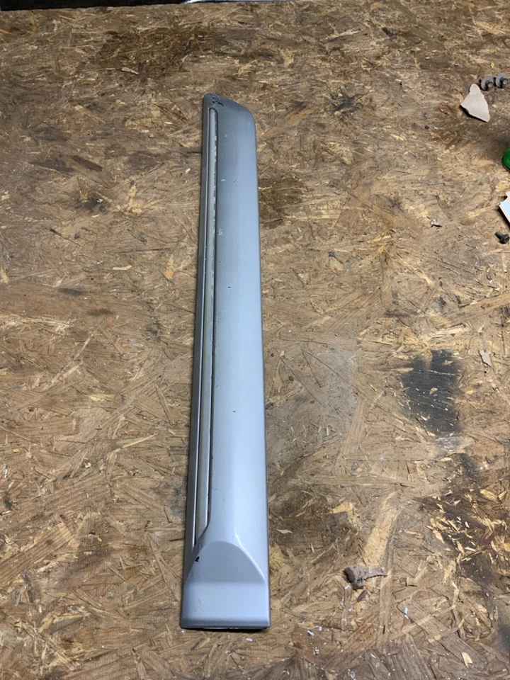 01-06 SUZUKI GRAND VITARA XL-7 PORTA MOLDURA ACABAMENTO TRASEIRO ESQUERDO FABRICANTE DE EQUIPAMENTO ORIGINAL PRATA Z2S - Imagem 1 de 4