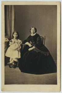 CDV circa 1863 J. Schäfer à Francfort. Anna Ellissen tenant une poupée. Judaïca. - Imagen 1 de 2