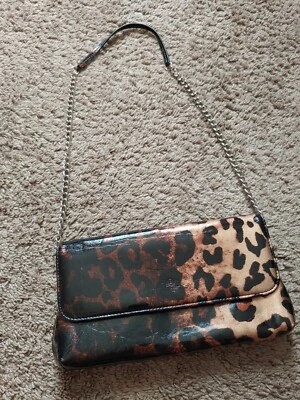 Bolso sin asas Poppie Jones con correa de cadena con estampado de leopardo de dos tonos Foto 1 de 4