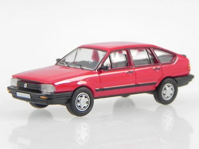 VW Passat B2 Fließheck 1985 rosso modello di auto 0061 Premium ClassiXXs 1:87 - Immagine 1 di 4