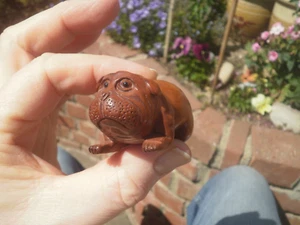 Handgeschnitzte Holz Netsuke Bulldogge / Mops legt Sammlerstück Buchsbaum Figur - Bild 1 von 22