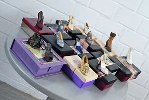 13 zapatos en miniatura serie Just the Right Shoe en embalaje original - Imagen 1 de 19