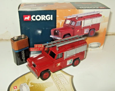 Corgi 07417 Land Rover Defender Leics & Rutland Fire Service Diecast 1:43 Scale - Image 1 of 3