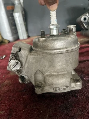 2003 03 Suzuki RM85 RM 85 OEM cilindro y culata y válvula de potencia extremo superior jarra barril Foto 1 de 4