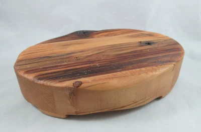 Tablero de charcutería trivet de madera reutilizada ovalado de 12" con patas gruesas recuperadas Foto 1 de 4