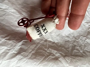Adorno de árbol de Navidad - Bolsa de arpillera de granos de café - Imagen 1 de 5