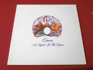 ROCK~QUEEN~ A NIGHT AT THE OPERA~ EMBOSSED GATE FOLD COVER~ NEAR MINT~ - Imagen 1 de 4
